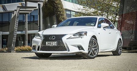 Lexus IS 2017 z nowinkami multimedialnymi