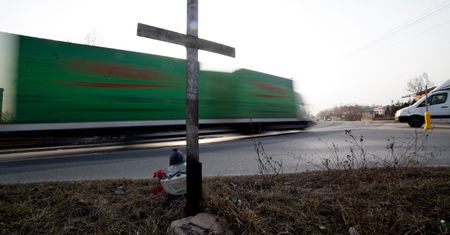 Legnica usuwa krzyże z pasów jezdni. Co zrobią inni zarządcy dróg?