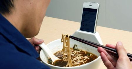 Talerz z miejscem na iPhone'a