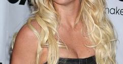Biust Britney Spears wylewa się z sukienki