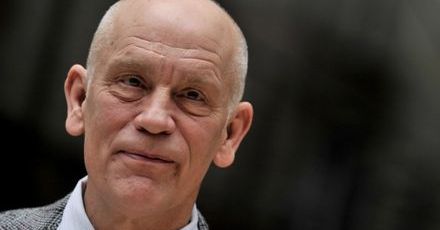John Malkovich projektuje na planie