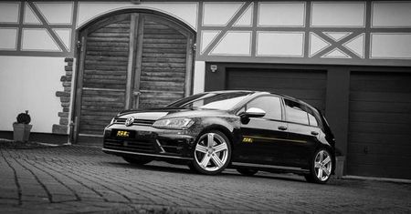 VW Golf R z dedykowanymi elementami ST Suspensions