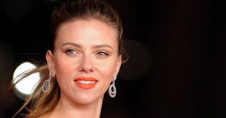 Scarlett Johansson poczeka ze ślubem