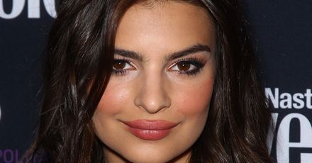 Emily Ratajkowski ucieka do łazienki