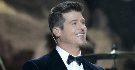 Robin Thicke śpiewa dla Pauli Patton