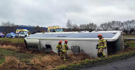 Wypadek pod Chełmnem. Autobus zjechał do rowu, pasażerowie w szpitalu