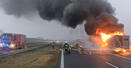 Pożar samochodu dostawczego na A2 w okolicach Poddębic