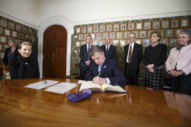 Prezydent Kolumbii podpisuje protokół noblowski w siedzibie komitetu