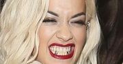 Rita Ora ze złotymi zębami