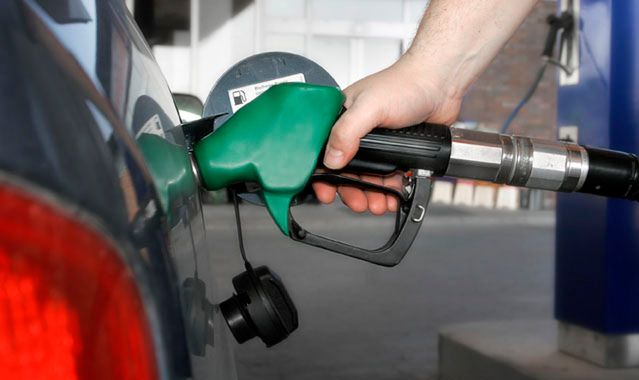 Początek października i kolejne obniżki cen paliw