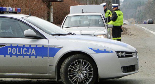 Policja: chciał potrącić funkcjonariusza