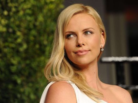 Totalny mięczak Charlize Theron