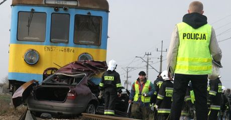 Trzy osoby zginęły na przejeździe kolejowym