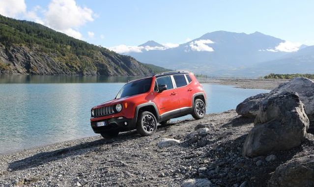 Jeep Renegade z tytułem „Najlepszego kompaktowego SUV-a 2015 r.”