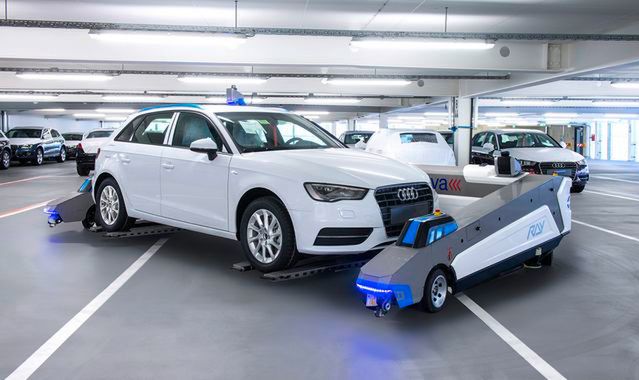 W fabryce Audi roboty transportują samochody