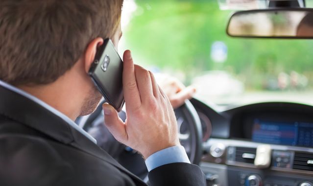 Polacy nagminnie korzystają z telefonu podczas prowadzenia auta
