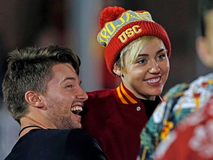 Miley Cyrus pocałowała dziewczynę