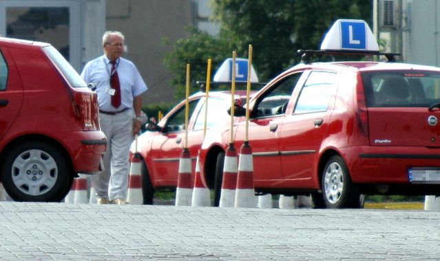 Uzyskanie prawa jazdy jest trudne, bo to opłaca się urzędnikom