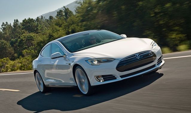 Tesla S i X same zmienią pas ruchu