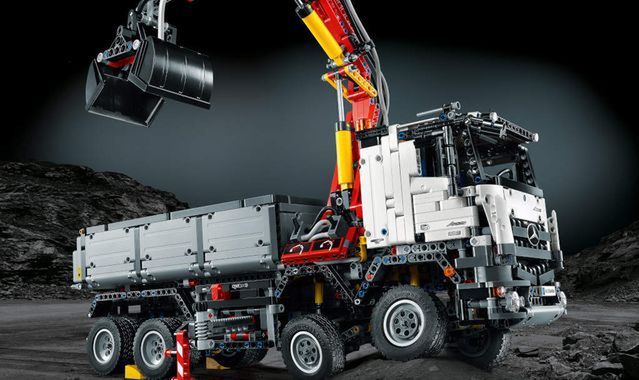 Mercedes-Benz Arocs 3245 z klocków Lego