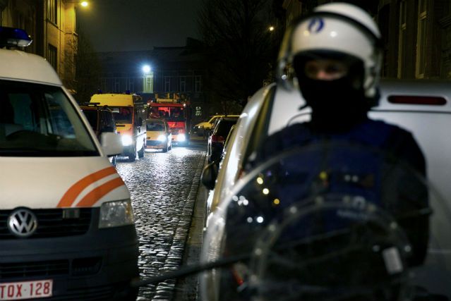 Salah Abdeslam, "mózg" zamachów w Paryżu, opuścił szpital w Brukseli