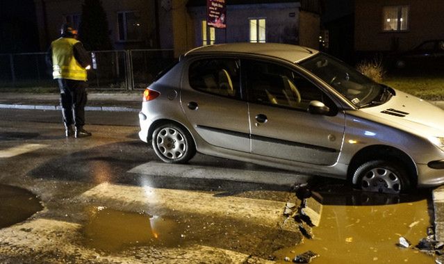 Strażnicy miejscy w Rzymie pilnują dziur w jezdniach