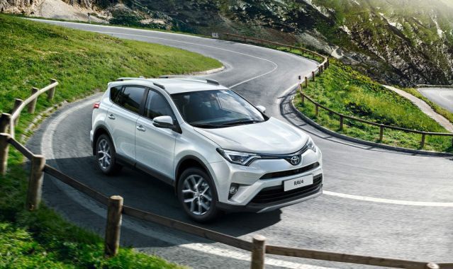 Zmodernizowana Toyota RAV4 wjeżdża do polskich salonów