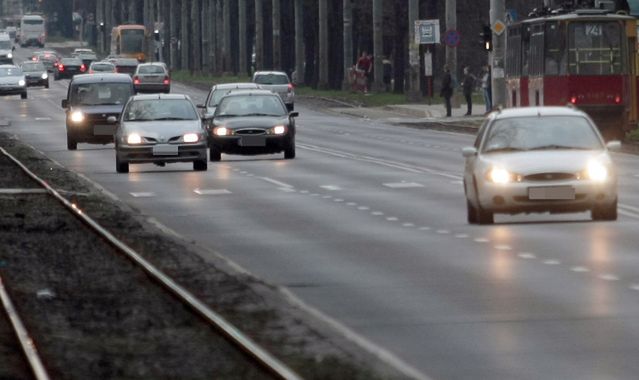 Jazda na światłach przez całą dobę: kierowcy nie chcą zmian w przepisach