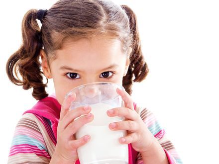 Dzieci powinny pić dwie szklanki mleka dziennie