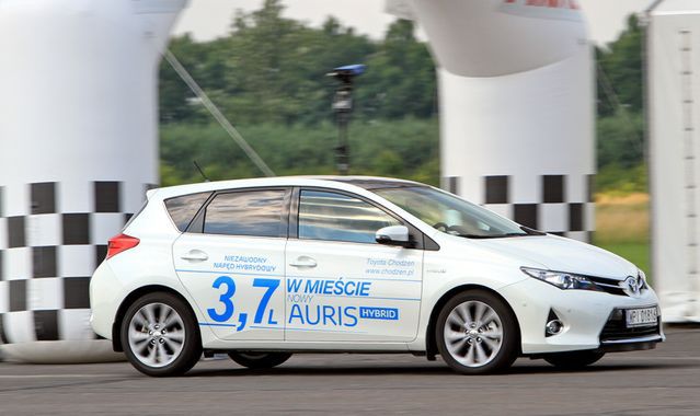 2,3 l/100 km hybrydową Toyotą Auris