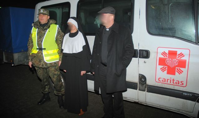 Przebrani za księdza i zakonnicę chcieli przemycić papierosy w aucie z logiem Caritasu