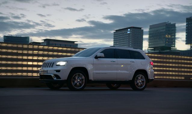 Jeep Grand Cherokee z tytułem "Best Mid-Size SUV"