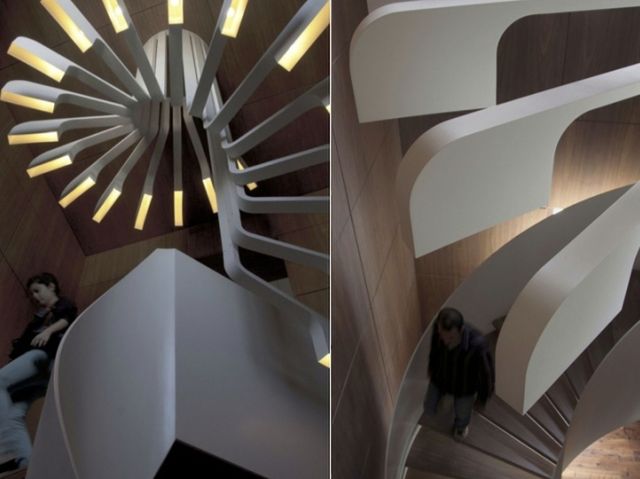 Spiral Staircase Lighting - kręty żyrandol nad krętymi schodami