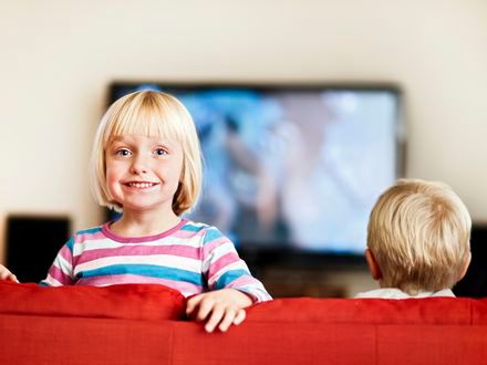 Większość polskich dzieci wychowuje się przed telewizorem