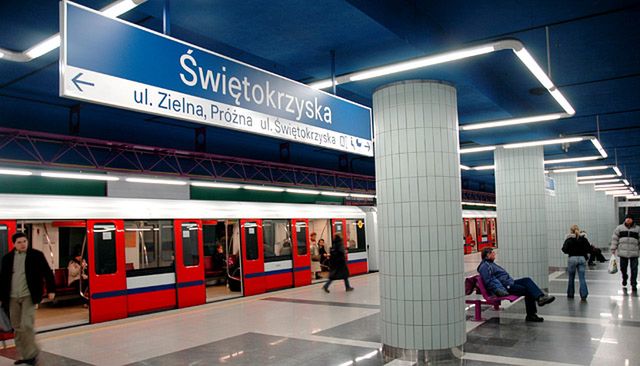 Podrywał dziewczyny w metrze. Zemsta nadeszła z poczwórną siłą!