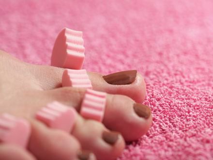 Pedicure krok po kroku – szykuj stopy na wakacje!