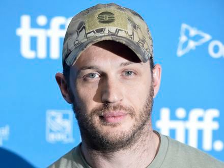 Tom Hardy próbuje śpiewać jak Elton John