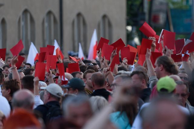 Krzyki, gwizdy i buczenie podczas obchodów Poznańskiego Czerwca '56