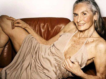 Najstarsza modelka świata poluje na staniki Brytyjek