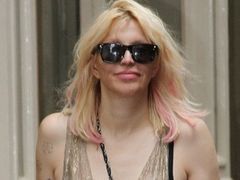 Courtney Love: prosto na dno?