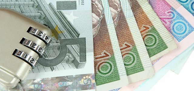 Złoty stracił po publikacji protokołu z posiedzenia FOMC