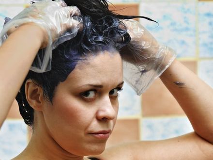 Jakie są skutki uboczne farbowania włosów? Opuchlizna, łysienie, a nawet śmierć!