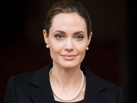 Angelina Jolie poddała się operacji amputowania obu piersi