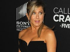 Jennifer Aniston w stylizacji deformującej ciało