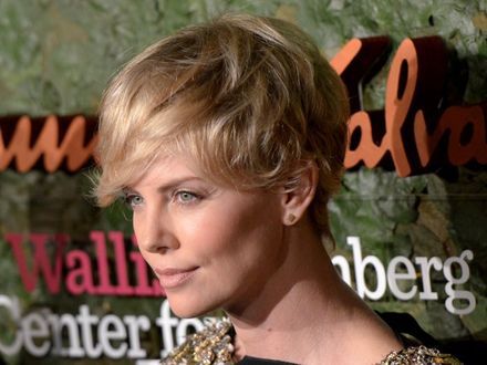 Charlize Theron znów adoptuje