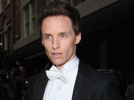 Eddie Redmayne jako Stephen Hawking szaleje na rowerze