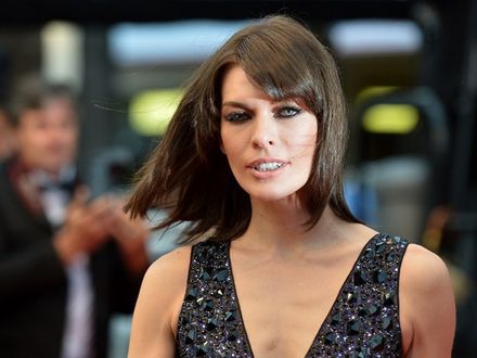 Milla Jovovich przekłada zdjęcia przez ciążę