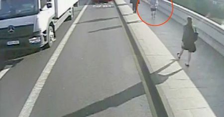 Wyszedł pobiegać. Wepchnął przypadkowo spotkaną kobietę pod autobus