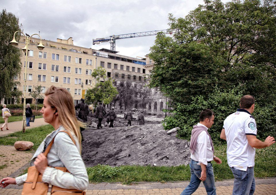 Plac Dąbrowskiego w kierunku Jasnej. Powrót grupy Powstańców z kompanii "Anna" Batalionu "Gustaw" ze stanowisk w Domu Hersego do kwatery w Towarzystwie Ubezpieczeniowym "Polonia" przy ulicy Jasnej 19