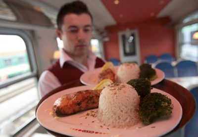 Kotlet w Warsie, czyli co zjemy w restauracji na szynach